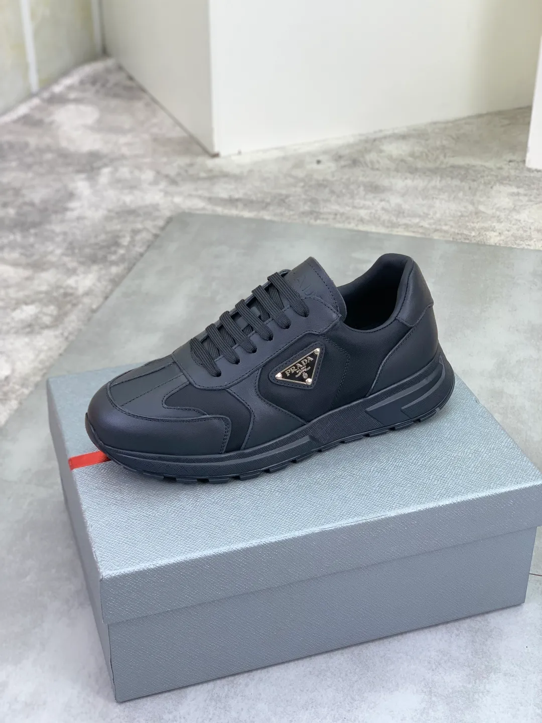 Men's men's shoes 💰P560 💰 [New style] popular models on the official website, 🆘 Trendy brand (Prada) mainly promotes popular models, avant-garde and versatile fashionable men's shoes private version mold opening, cowhide surface splicing 1:1.. Fashionable and simple, original imported cowhide lining cowhide feet; the atmosphere and personality are more fashionable, eye-catching and pursuing class. It will subvert the old idea and be a must-have for fashion trendsetters with you! Must keep it! Tall and comfortable, large and low, high-end quality workmanship. Size: 38-44 3️⃣colors available.